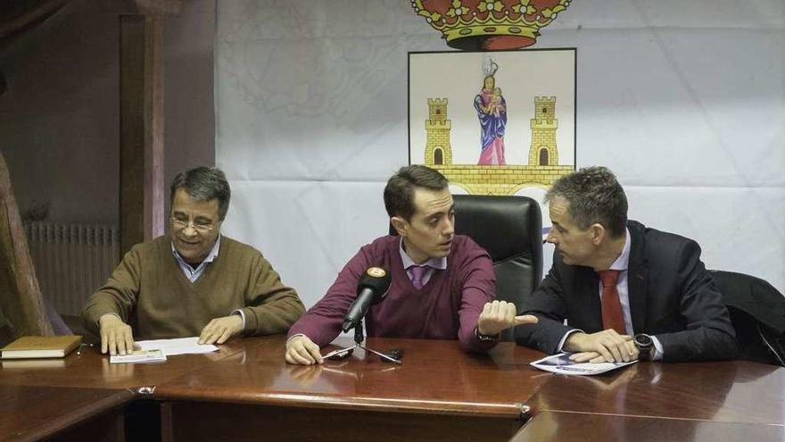 El concejal de Bienestar Social, Antonio Vega, el alcalde de Benavente, Luciano Huerga, y el gerente regional de Aquona, Jesús Fernández, ayer, antes de la firma del convenio.