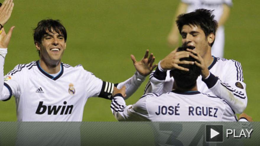 Los jugadores del Madrid celebran el primer gol de Bezema.