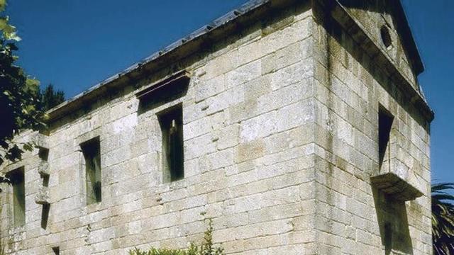 Almacén de artillería onde se ubicaba o cenobio de Santistevo, hoxe centro de información. // Arquivo do autor