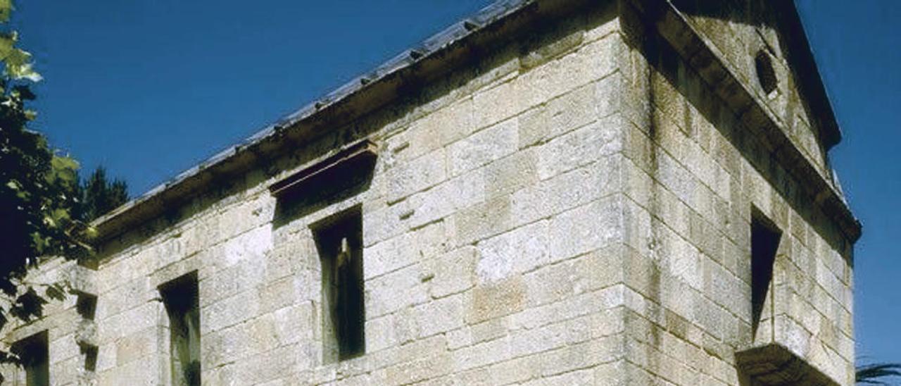 Almacén de artillería onde se ubicaba o cenobio de Santistevo, hoxe centro de información. // Arquivo do autor