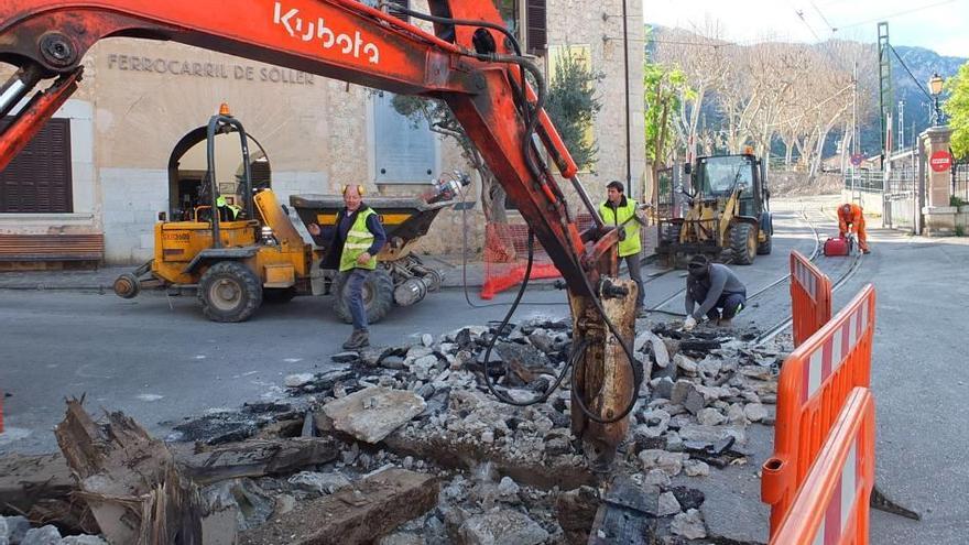 Un grupo de operarios trabaja en las vías del tranvía.