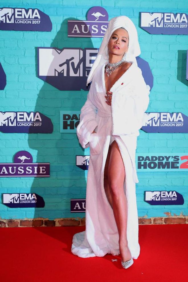 Rita Ora vestida de Palomo Spain en los MTV EMA