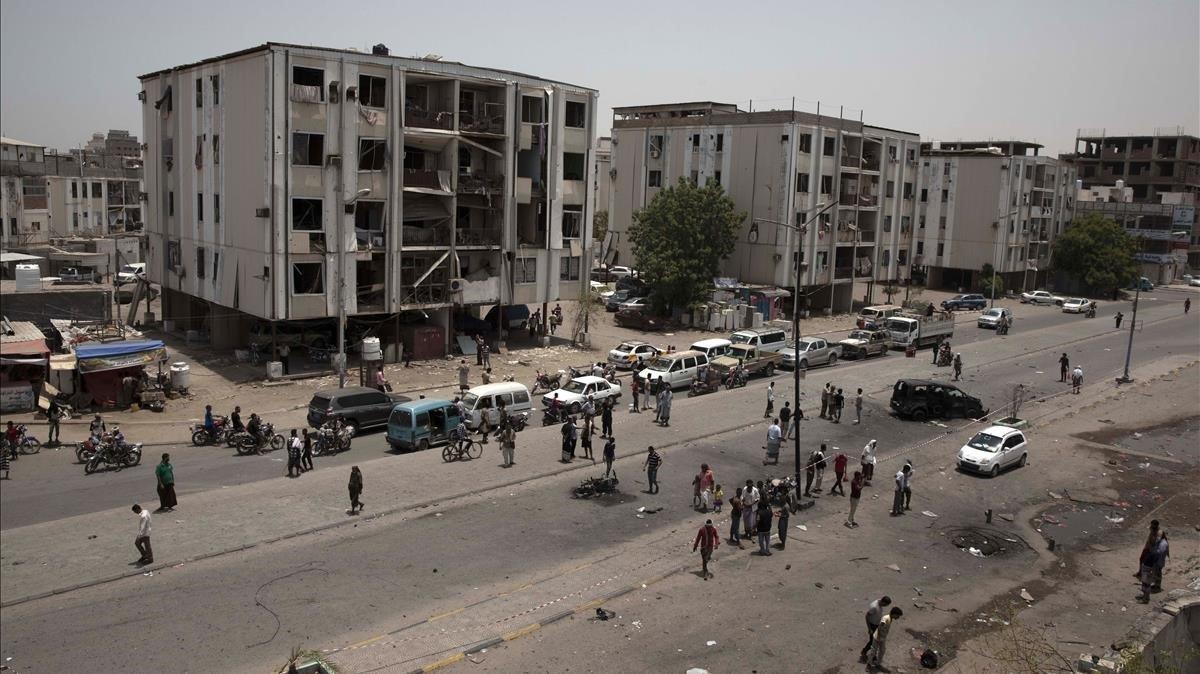 zentauroepp49290770 civilians and security forces gather at the site of a deadly190801153430