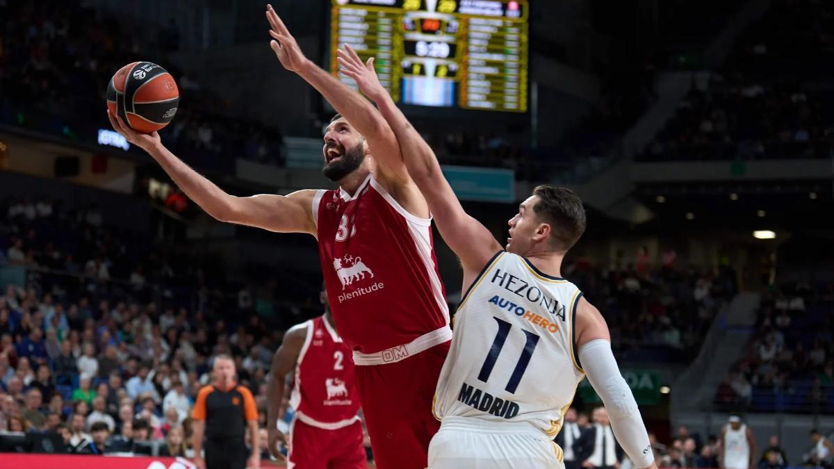 Nikola Mirotic, ante Mario Hezonja, en el Madrid - Olimpia Milano de la pasada temporada