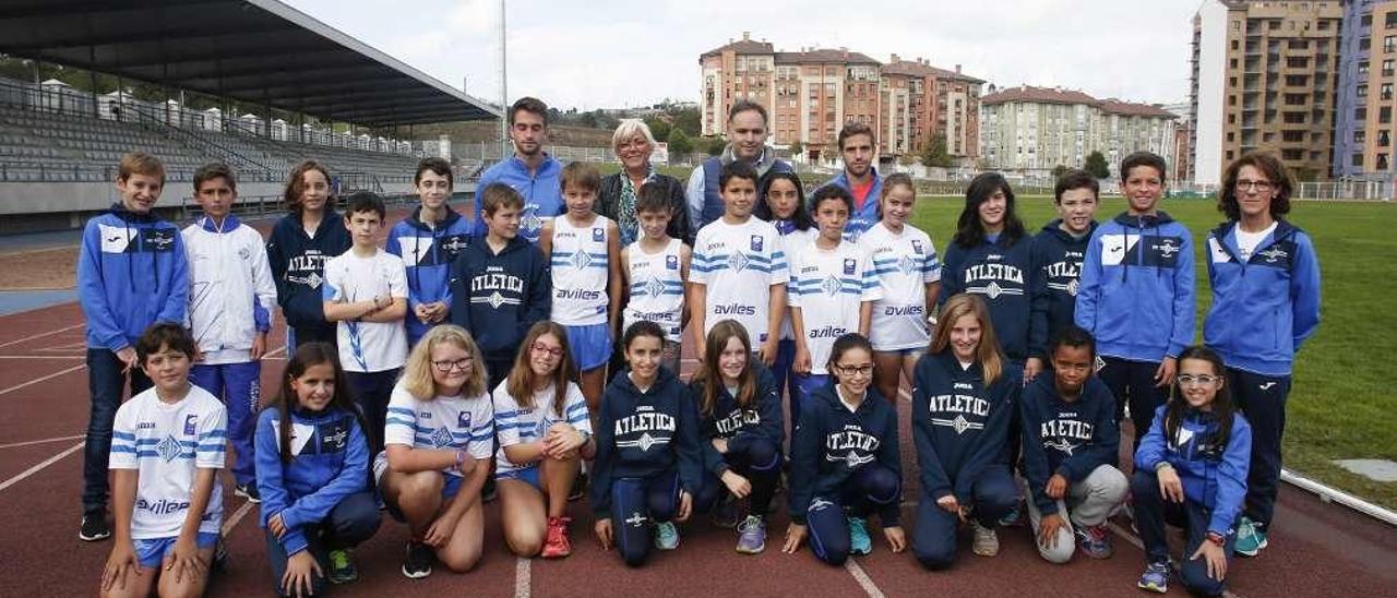 A la izquierda, el equipo alevín de la Atlética; a la derecha, los cadetes del club.