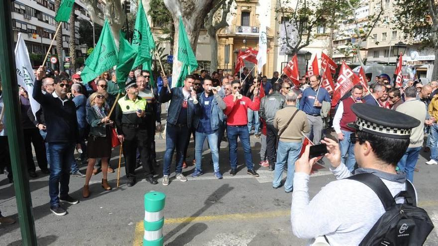 La protesta se celebró ayer frente a la Delegación del Gobierno de Murcia.