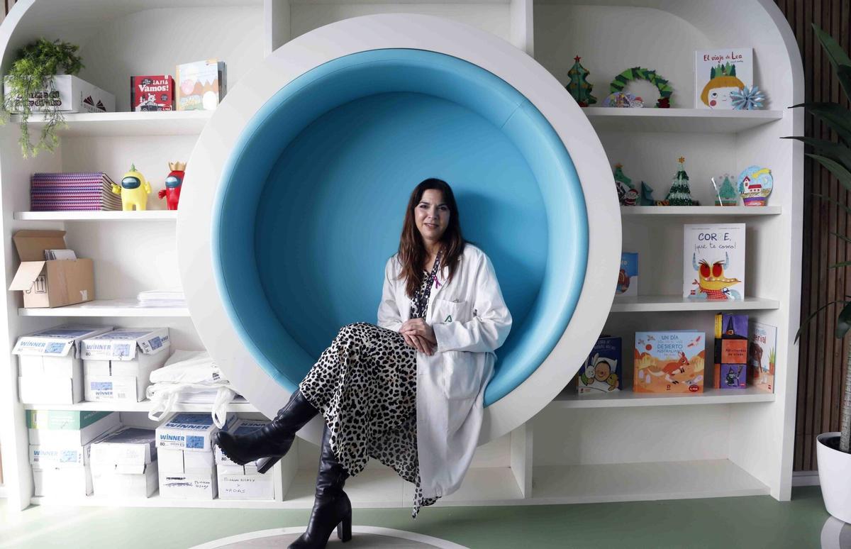 MLG 17-12-2025.-Lorena Rey Muñoz, jefa de bloque de enfermería de pediatría del Hospital Materno Infantil de Málaga, tematiza las plantas de dicho hospital donde apuesta por la humanización del centro.