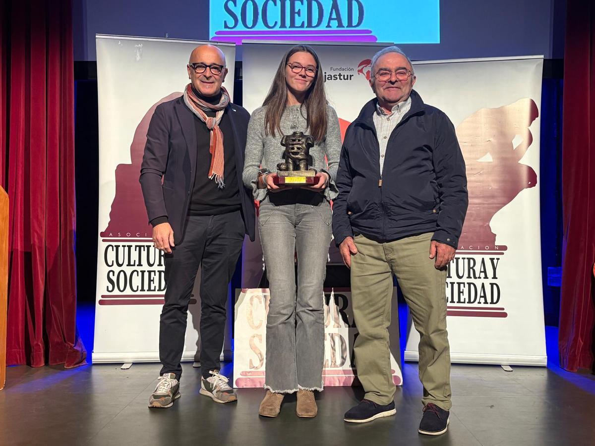 Por la izquierda, César Menéndez entrega el premio a Lola y Evaristo Gómez, de bodega La Verdea.