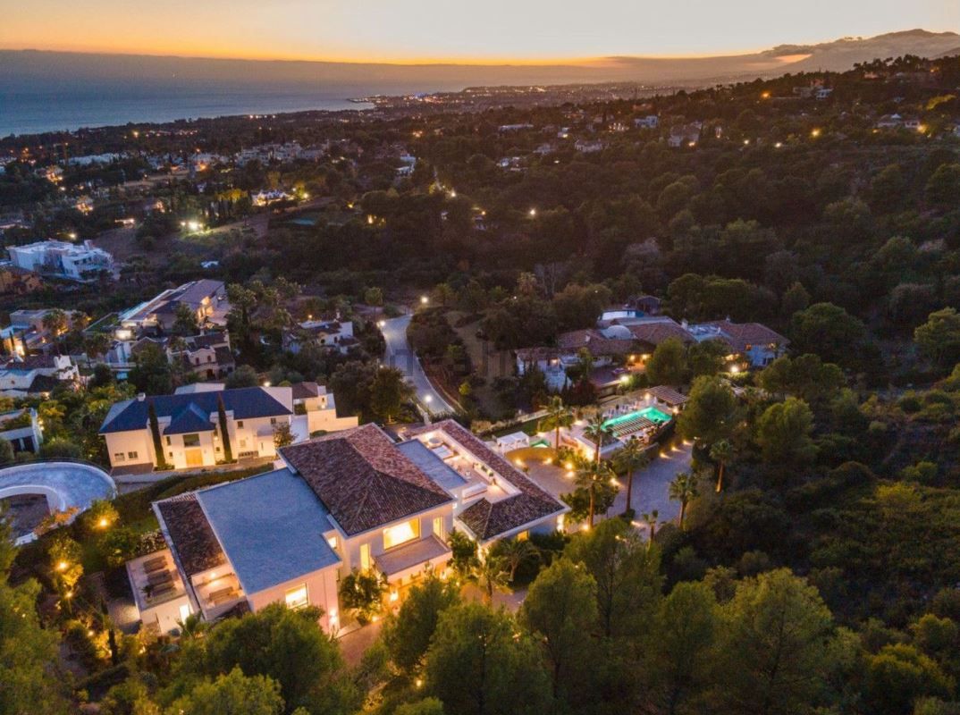 Vivienda valorada en 27,5 millones de euros y ubicada en una de la comunidades cerradas más prestigiosas de Marbella (Málaga): Cascada de Camoján, en las estribaciones de Sierra Blanca. Tiene 9 habitaciones y casi 2.500 m2.