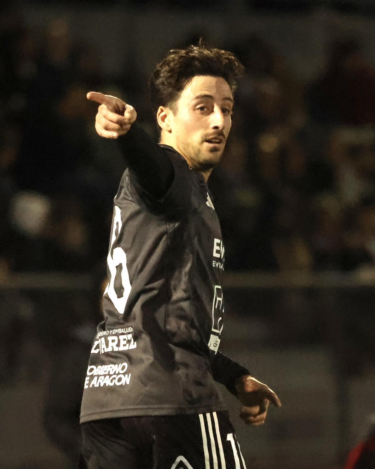 Julián Delmás celebra el gol que adelantó al Tarazona en el campo del Europa.