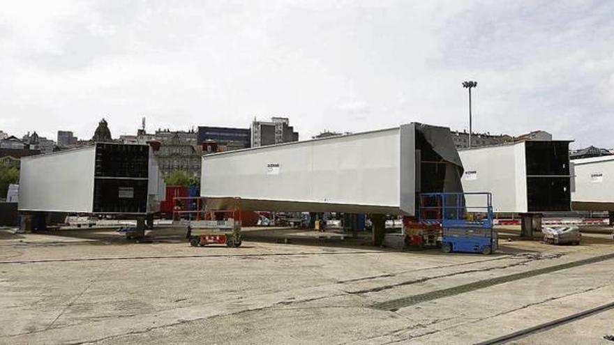 Las piezas fabricadas por Dizmar, ayer, en la explanada del muelle comercial de Areal. // Ricardo Grobas