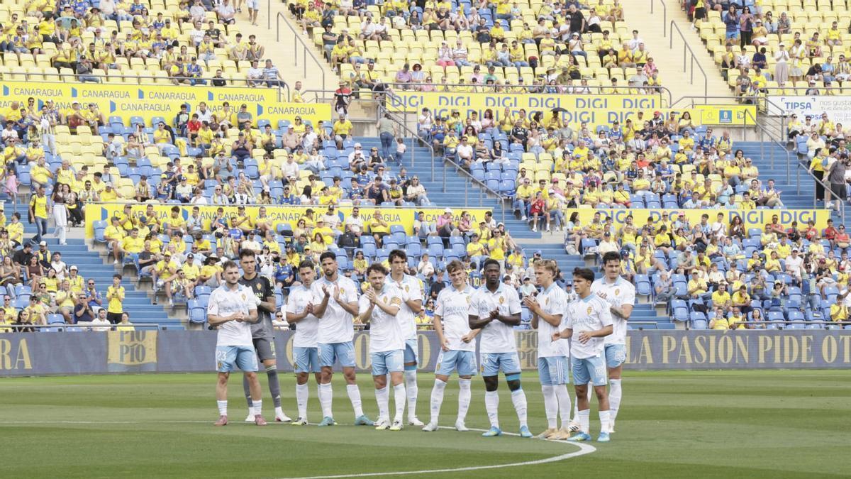 Los jugadores, en el centro del campo a la conclusión del partido.
