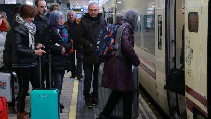 Los viajeros suben al Alvia en la estación de Zamora.