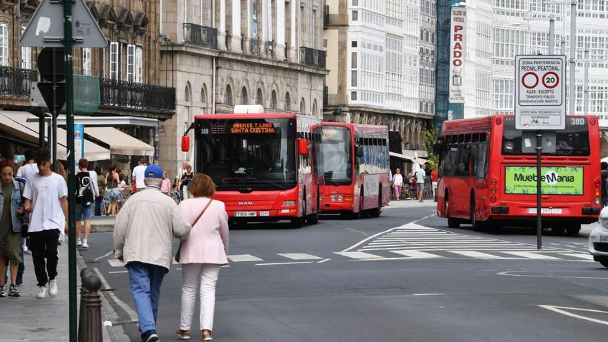 Autobuses de la Compañía de Tranvías en la Marina.   | // CARLOS PARDELLAS