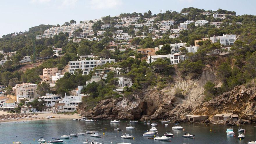 Bloques de apartamentos construidos en el entorno de la playa de Cala Vedella. | VICENT MARÍ