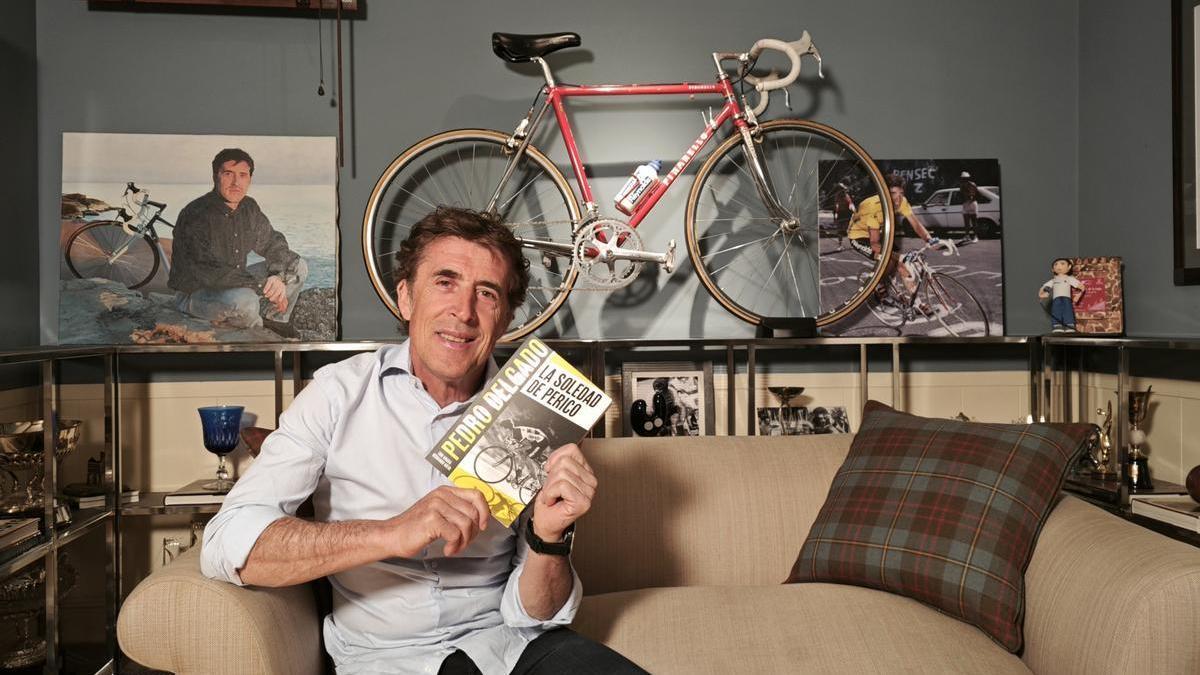 Pedro Delgado, el libro y la bici con la que ganó el Tour de 1988.