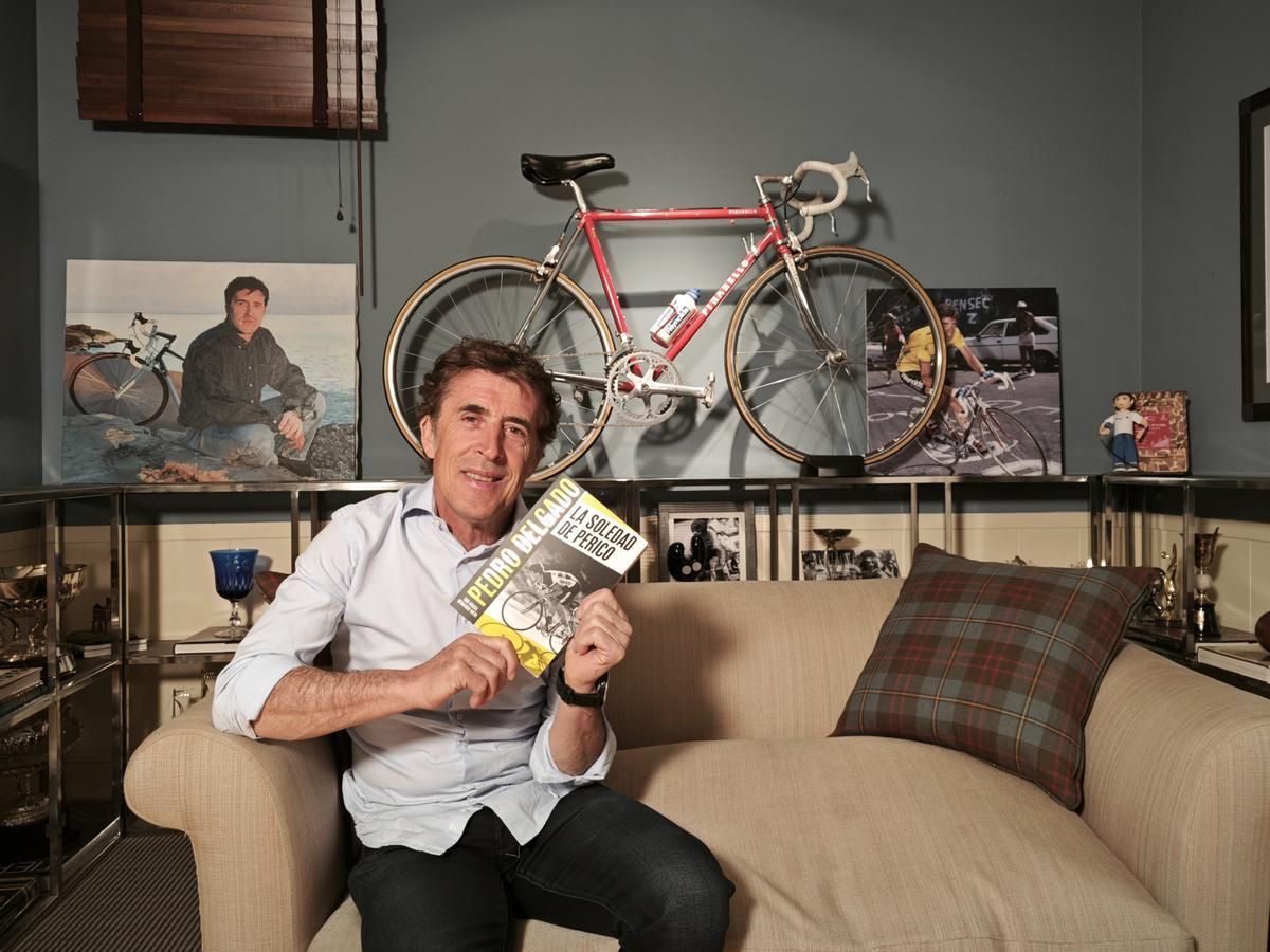 Pedro Delgado, el libro y la bici con la que ganó el Tour de 1988.