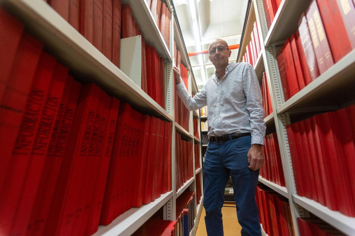 Santiago Llinares, junto a toda la hemeroteca física del diario INFORMACIÓN