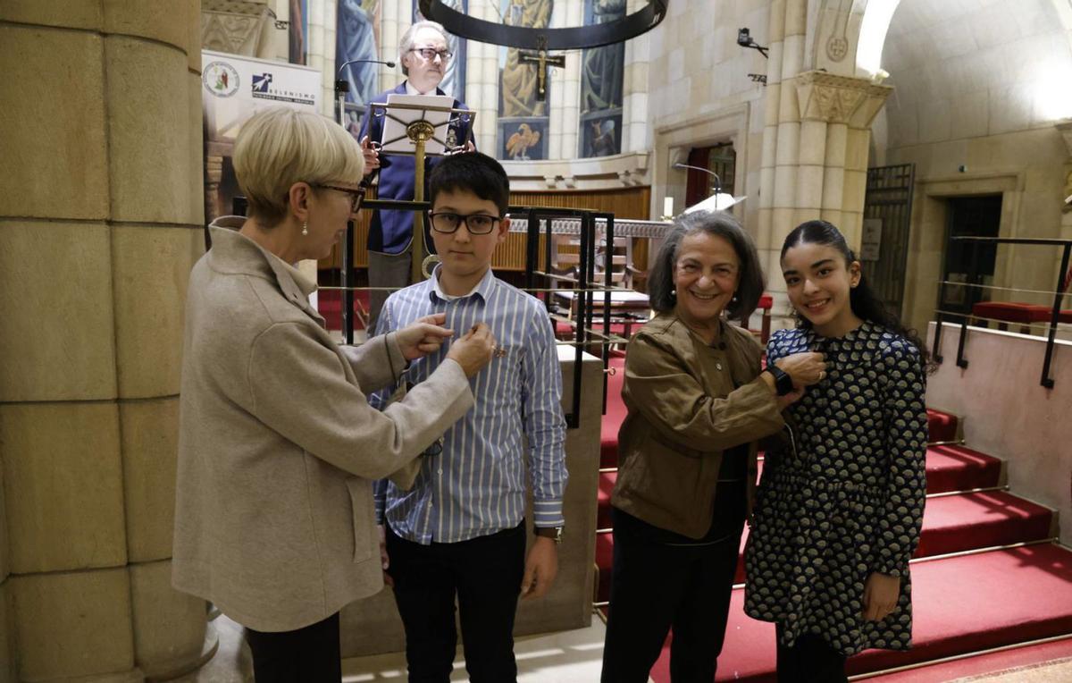 Por la izquierda, Ana Argüelles, Darío Cantero, Elvira Suárez y Sofía Ocanto, en la imposición de pines a los nuevos socios de la Asociación Belenista de Gijón. | ÁNGEL GONZÁLEZ