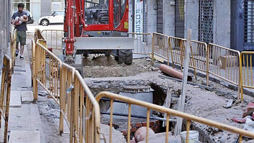 Les obres de la segona fase de la reforma del carrer Cardenal Margarit presentaven ahir aquest estat.