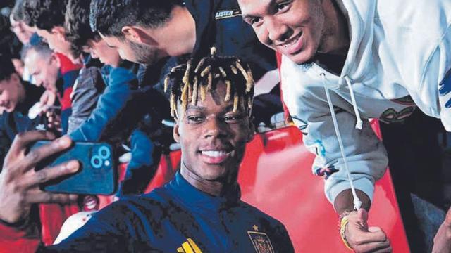Nico Williams se hace una foto con un aficionado. |  // RFEF