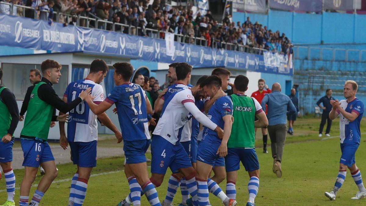 El Avilés celebra la permanencia en Segunda Federación