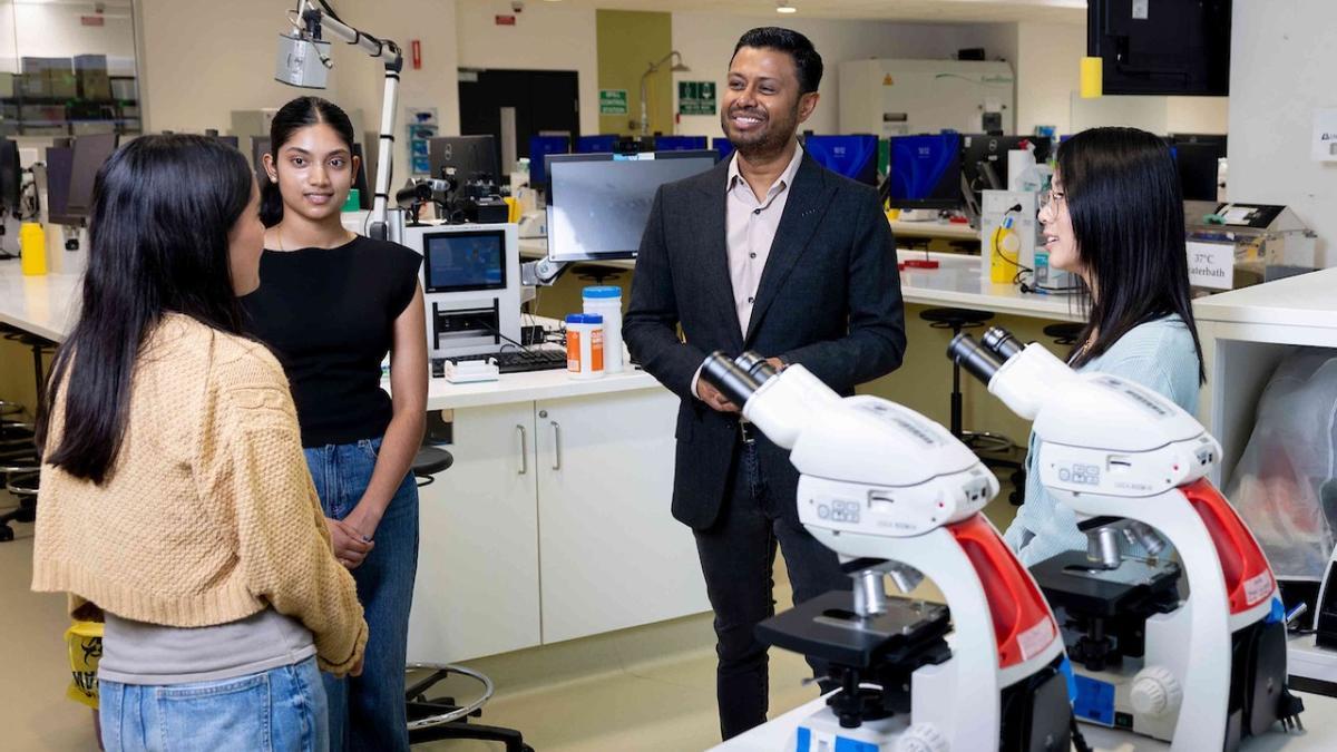 Robin Khuda con varias estudiantes de carreras STEM en la Universidad de Sídney, Australia