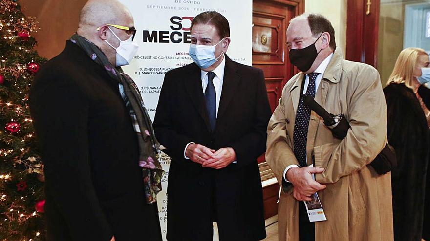 Por la izquierda, Joan Anton Rechi (director artístico de “Fidelio” y “Madama Butterfly”), Alfredo Canteli y Juan Carlos Rodríguez-Ovejero (presidente de la Fundación Ópera de Oviedo), en el vestíbulo del Campoamor, en el estreno de “Fidelio”, el 10 de diciembre. | Julián Rus