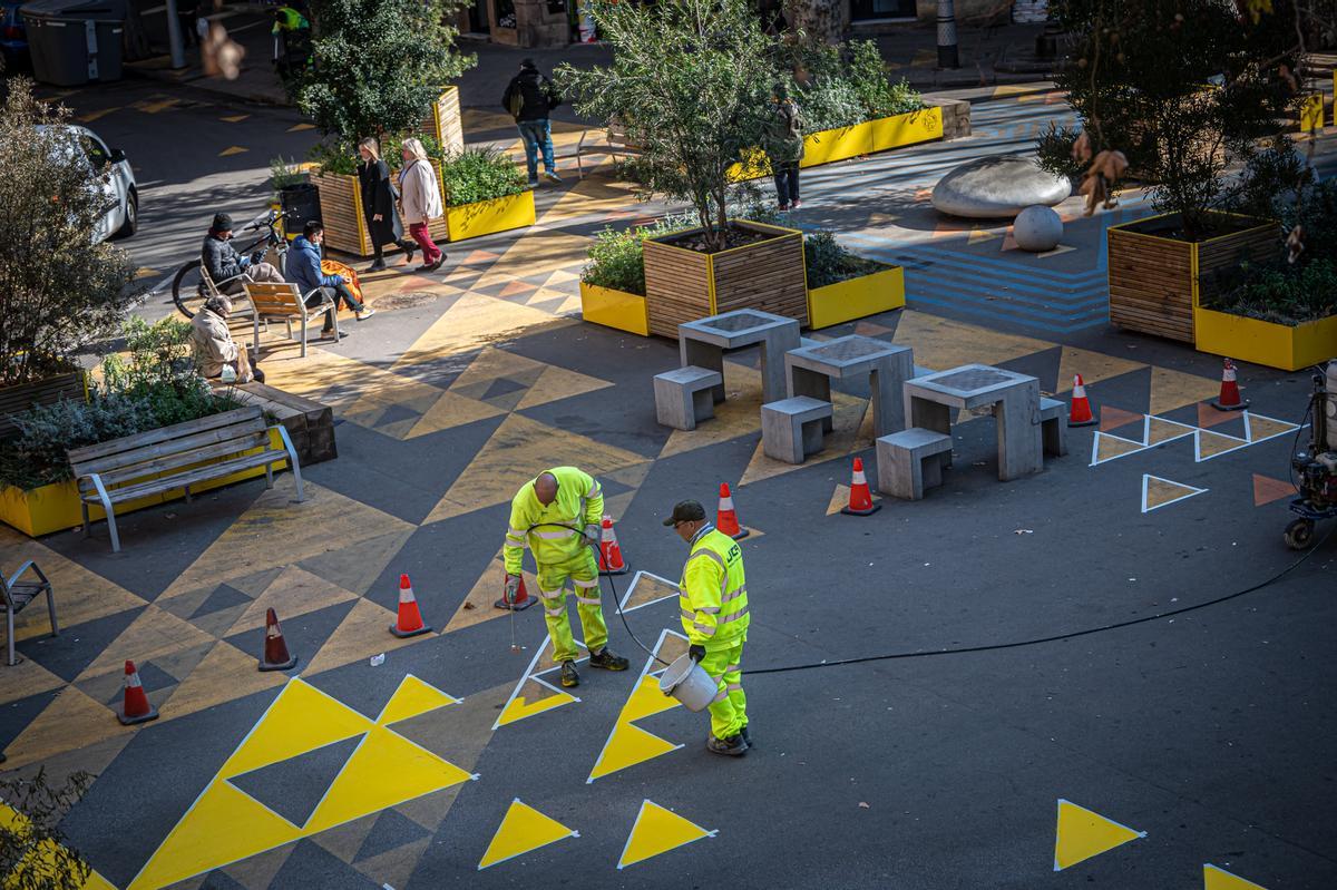 Repintando los colores y las formas del asfalto en la Superilla de Sant Antoni de Barcelona