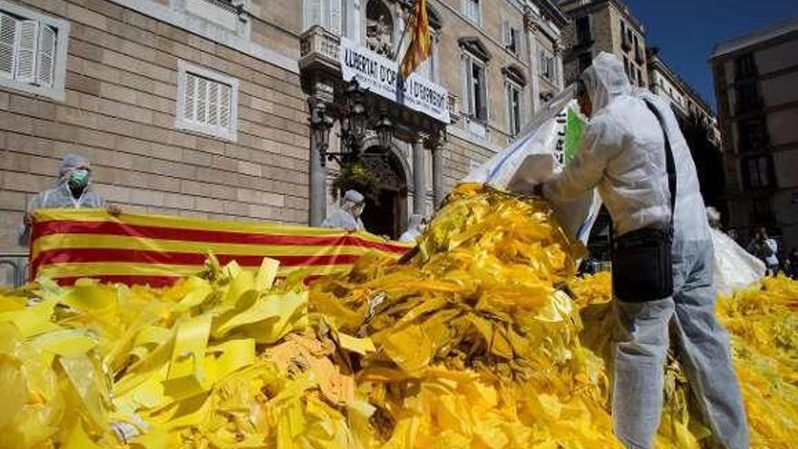 Antisecesionistas vuelcan en la plaza de Sant Jaume bolsas con lazos amarillos retirados en diferentes localidades catalanas. // Faro