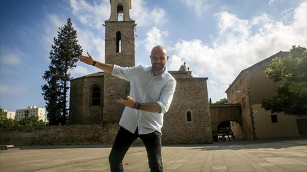 AGUJERO ESPACIO-TIEMP0 Andrés Torres, en la plaza de Ignasi Juliol, frente a la iglesia de Sant Martí, un remanso de paz rural en medio de la ciudad.