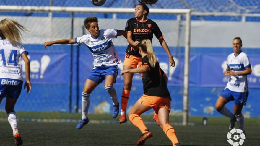 Jugada del partido UDG Tenerife-Valencia de la primera vuelta, disputado en La Palmera. | | LALIGA