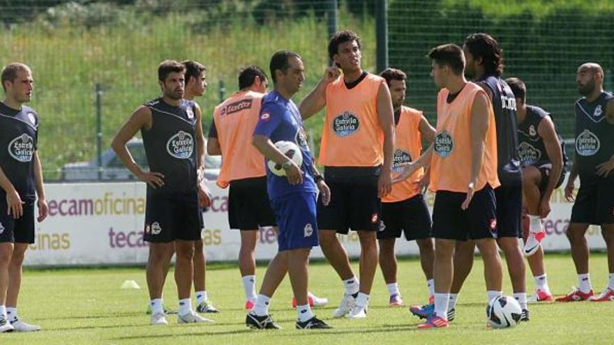 José Luis Oltra, en el centro, en presencia de varios de sus futbolistas. / 13fotos