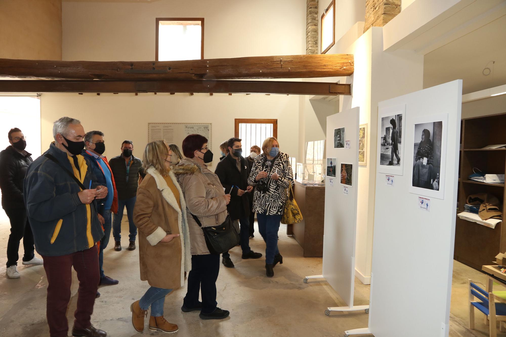 La nave de hornos de la Real Fábrica ha acogido este martes la inauguración de la exposición fotográfica que lanza el Ayuntamiento de l'Alcora por el 8-M.