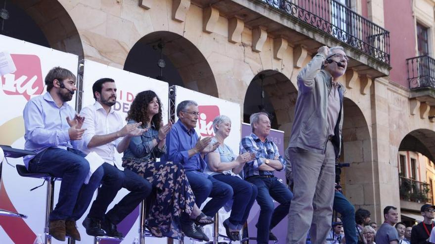 Gaspar Llamazares, en un acto electoral conjunto con Podemos en Asturias; detrás, el segundo por la izquierda, Alberto Garzón.