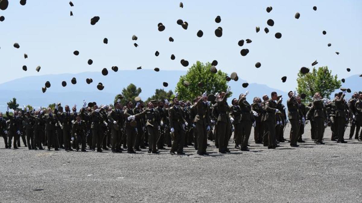 Suboficiales de la Academia del Ejército en Talarn (Lleida) celebran la entrega de despachos el pasaso 5 de julio.