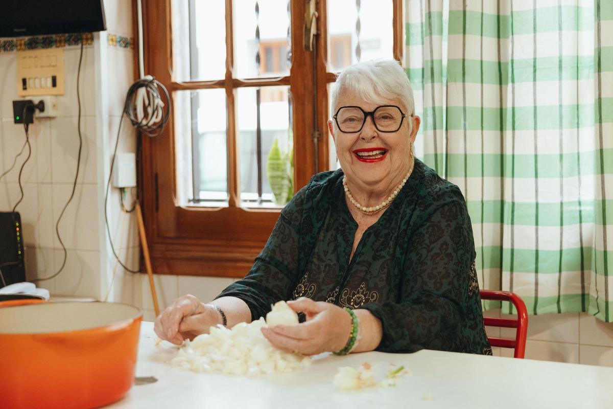 Maria, anterior regente del Forn de la Coca de l'Alcúdia, vuelve a elaborar los productos artesanales 5 meses después de la dana.
