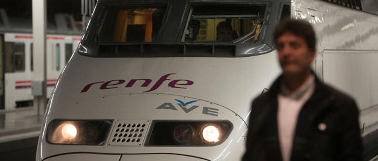 El AVE duplica los viajeros del tren a Madrid pero no alcanza a los de Valencia y Málaga