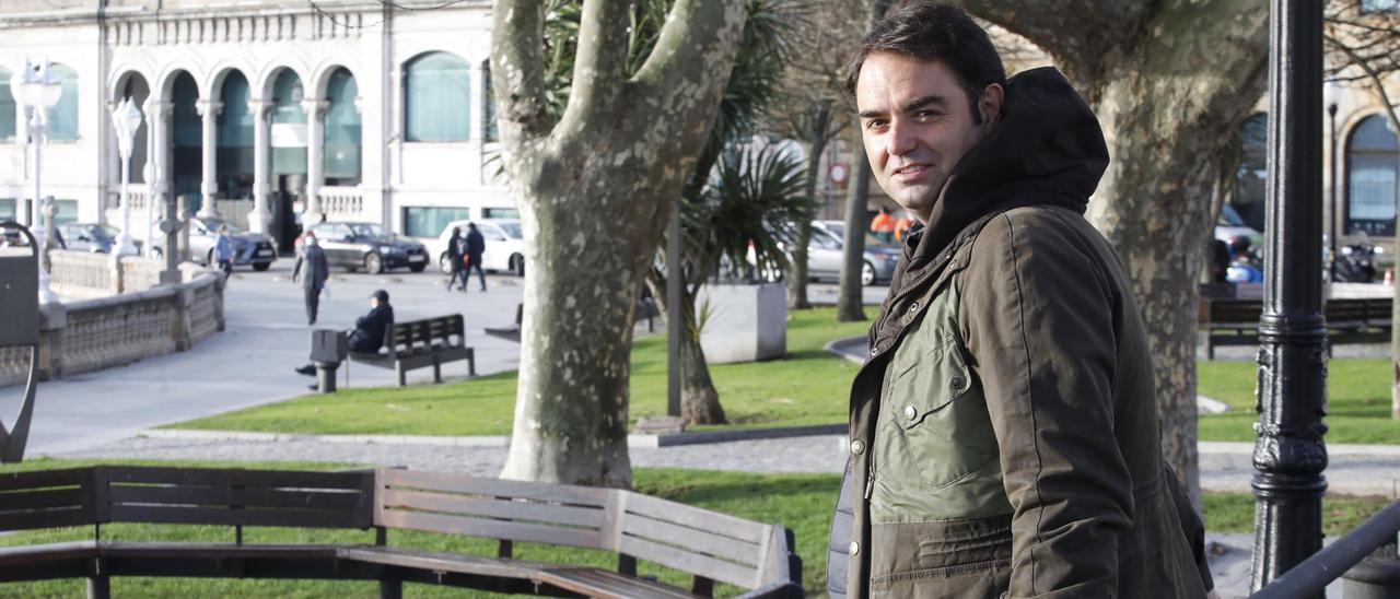 El empresario Carlos Zúñiga, en la explanada del Campo Valdés.