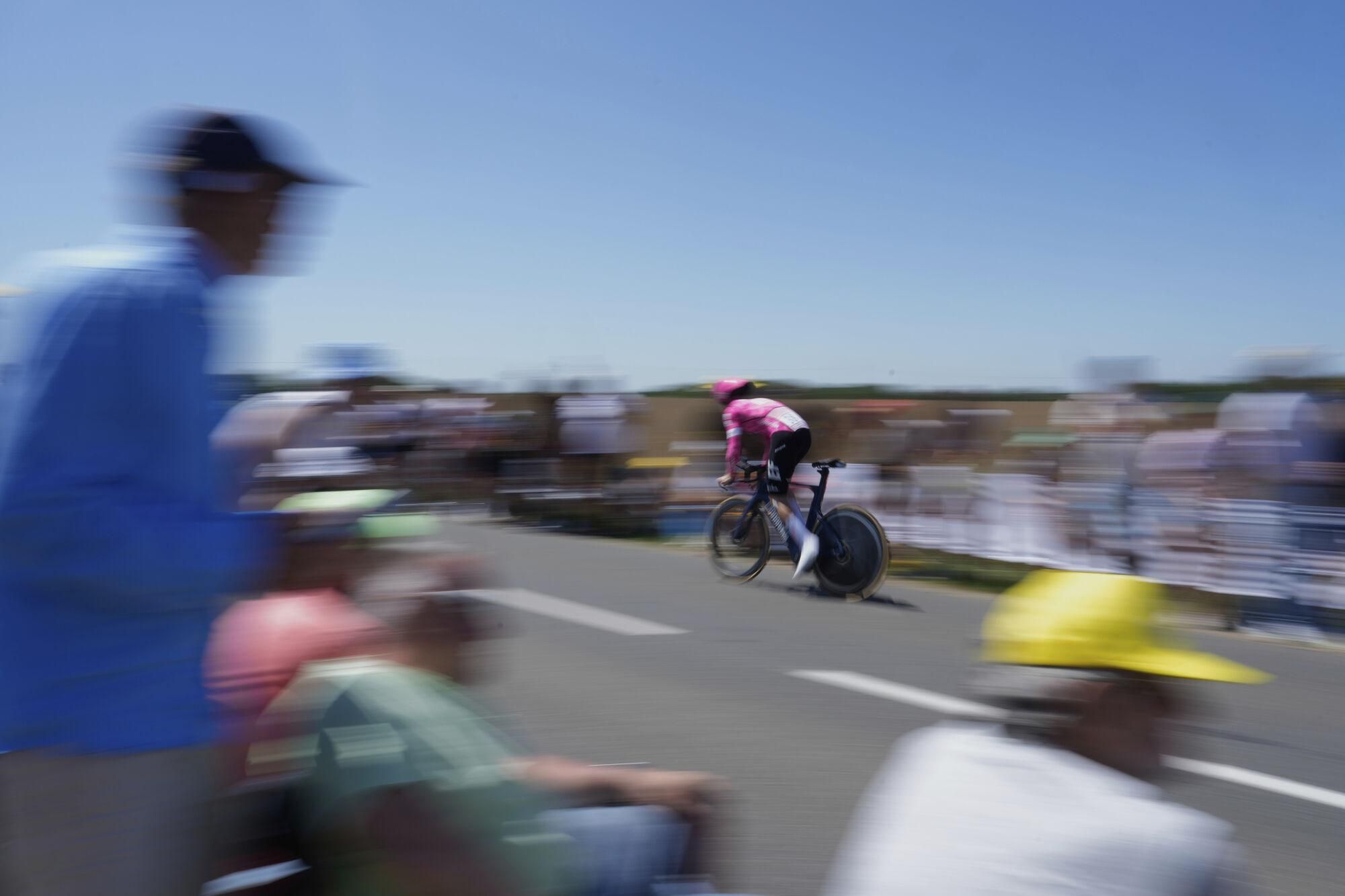 Russia's Aleksandr Vlasov competes during the fifth stage of the Tour de France cycling race, an indivdual time-trial over 33 kilometers (20.5 miles) with start and finish in Caen, France, Wednesday, July 9, 2025. (AP Photo/Mosa'ab Elshamy) associated Press / LaPresse Only italy and spain. EDITORIAL USE ONLY/ONLY ITALY AND SPAIN