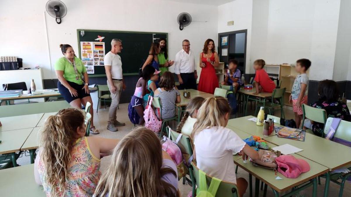 El alcalde ha visitado este miércoles la Escuela de Verano