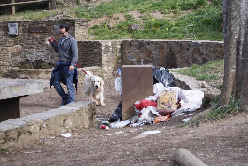 Deixalles escampades per la zona de la font del Ferro, a Sant Daniel