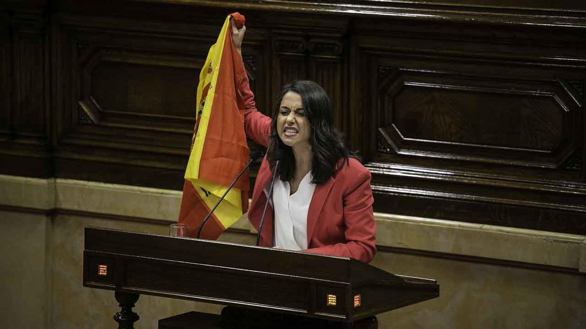 Arrimadas advierte a Torra del peligro de jalear a los comandos nacionalistas.