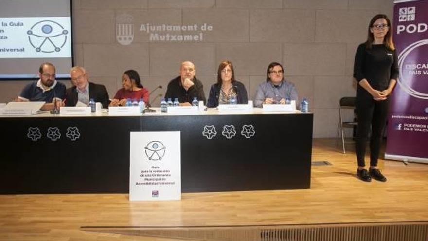 Guanyem muestra su ordenanza sobre accesibilidad