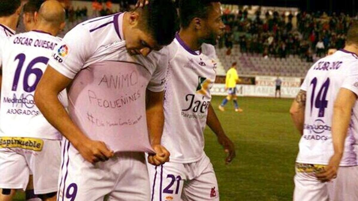 Jona muestra la camiseta de la polémica.