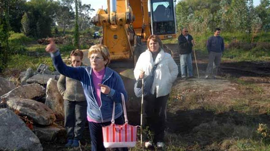 La gente se plantó ante la excavadora impidiéndole trabajar.