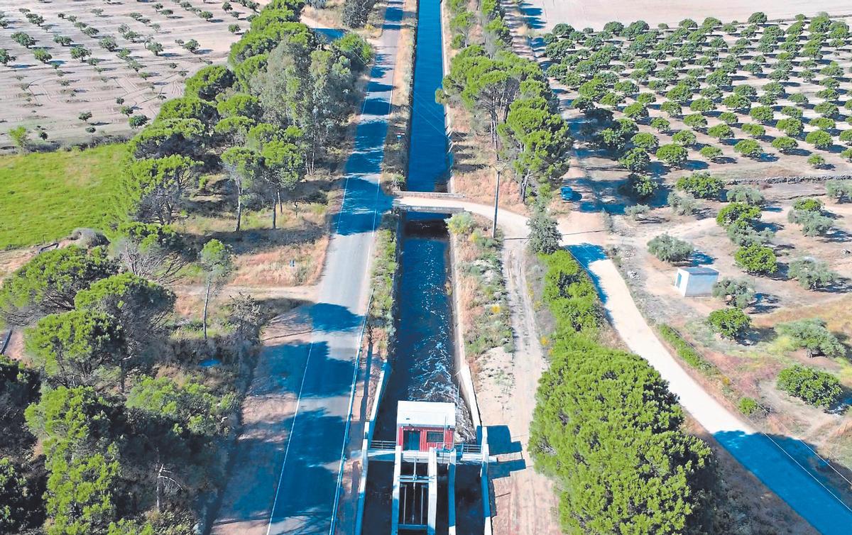 Uno de los grupos de compuertas de la zona regable del Canal de Orellana, cerca de Miajadas.