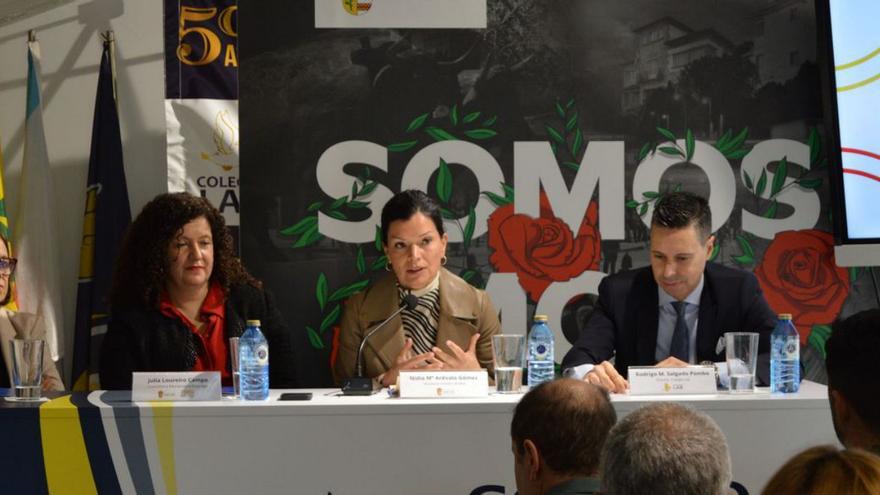 Consuelo Rivera, directora del CFR de Vigo de la Consellería de Cultura, Educación, FP e Universidades; Julia Loureiro, concejala  de Educación; la alcaldesa Nidia Arévalo y Rodrigo Salgado Pombo, director del Colegio Lar, durante el acto de presentación de FormaMos en el Colegio Lar.