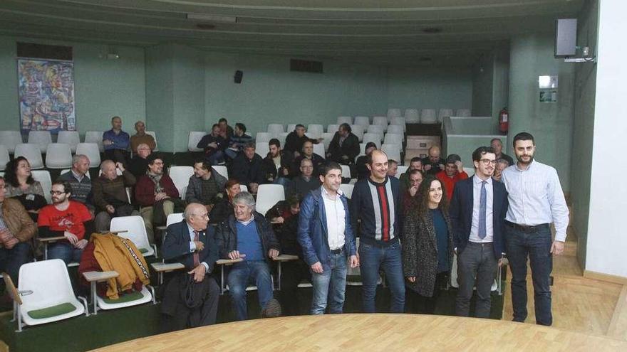 Los miembros de la junta electoral de la UD Ourense, de pie, ante los asistentes a la asamblea extraordinaria de ayer. // Iñaki Osorio