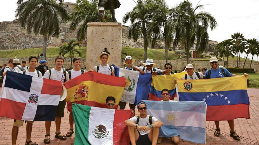 Integrantes de distintos países de la ruta BBVA, en Cartagena de Indias, con Lucas Venta en el centro, sentado.